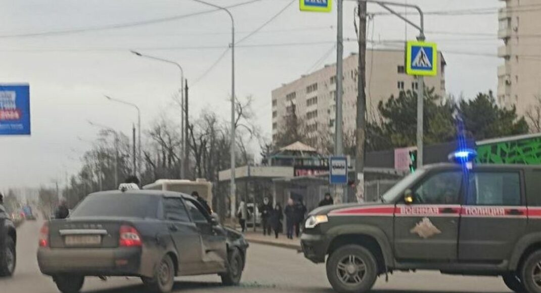 В Мариуполе "полиция" оккупантов протаранила гражданское авто (фото)