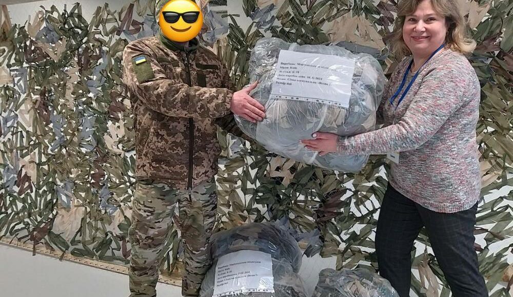 Мариупольцы передают маскировочные сетки защитникам на передовую