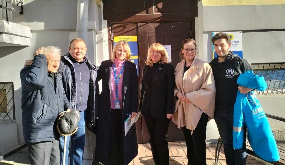До центру переселенців "Я — Маріуполь" в Києві завітали представники ООН та Швеції