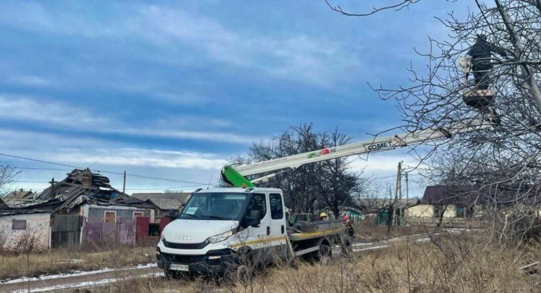 На Донеччині майже 9 тисяч сімей знову з електрикою
