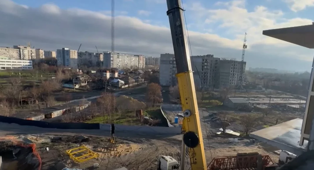 Окупанти будують у Маріуполі будинки на лініях можливого контрнаступу ЗСУ