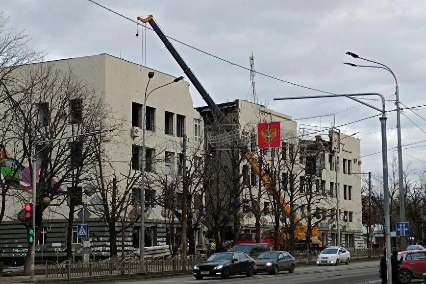 Окупанти у Маріуполі розбирають "Будинок зв'язку" з унікальною мозаїкою
