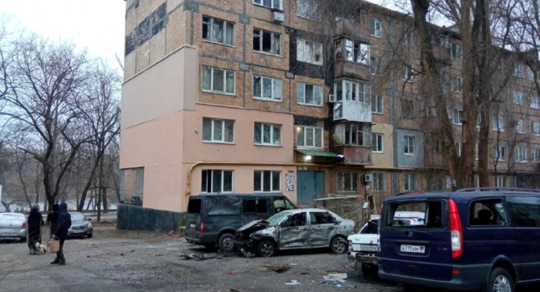 Самообстріл Донецька: у центрі окупованого міста понівечені автівки та пошкоджені будинки