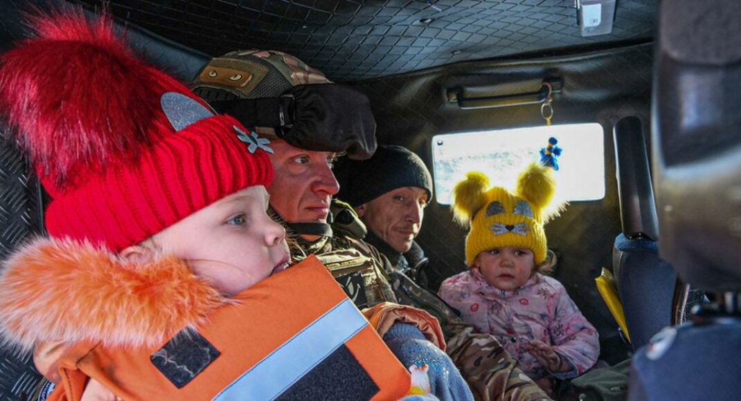 "Білі янголи" евакуювали родину з трьома малолітніми дітьми з Торецька (фото, відео)
