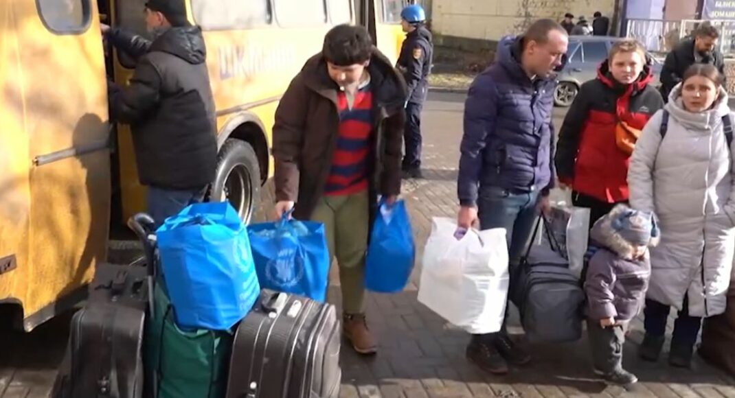 Родина з Авдіївки, яка торік виїхала до Новоселівки Першої, знову вимушена евакуюватись (відео)