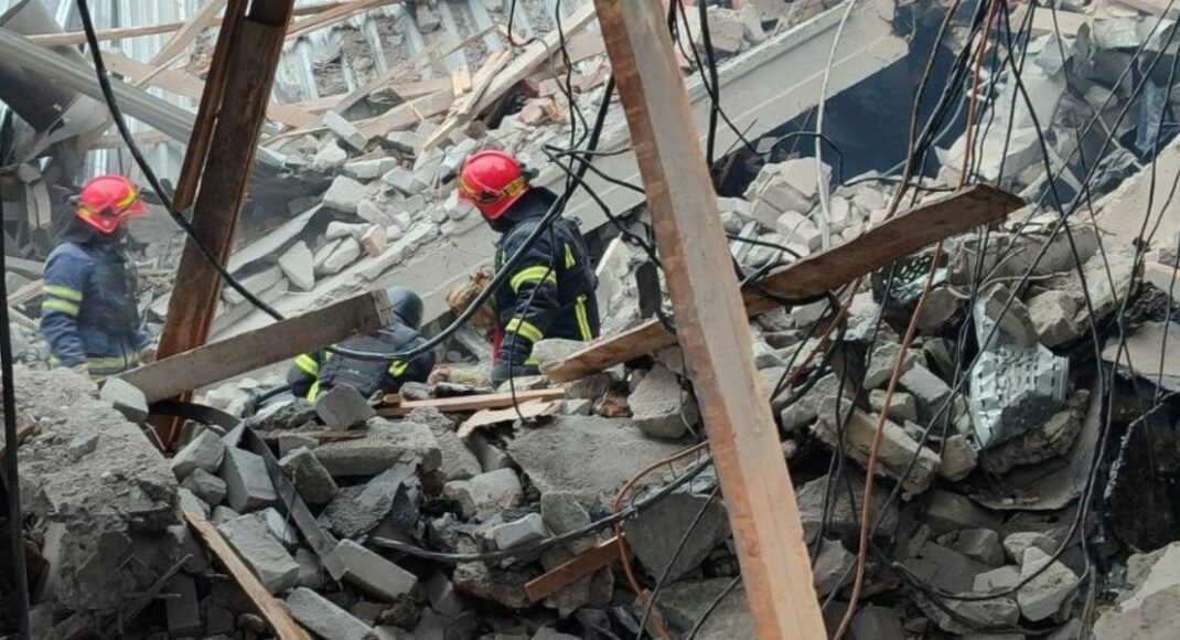 Рятувальники показали ліквідацію наслідків ракетного обстрілу Краматорська (фото, відео)