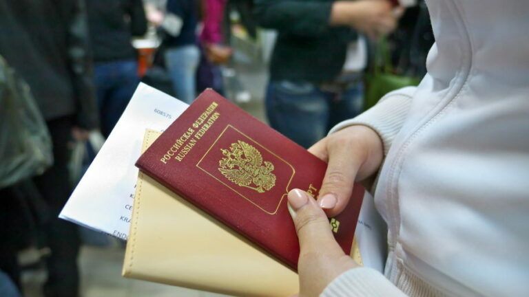 На ТОТ Луганщини окупанти вручили російські паспорти "активістам двіженія пєрвих", — Спротив