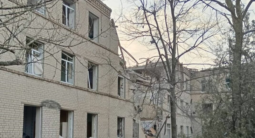 Прокуратура показала наслідки нічних російських ударів по Селидовому (фото, відео)