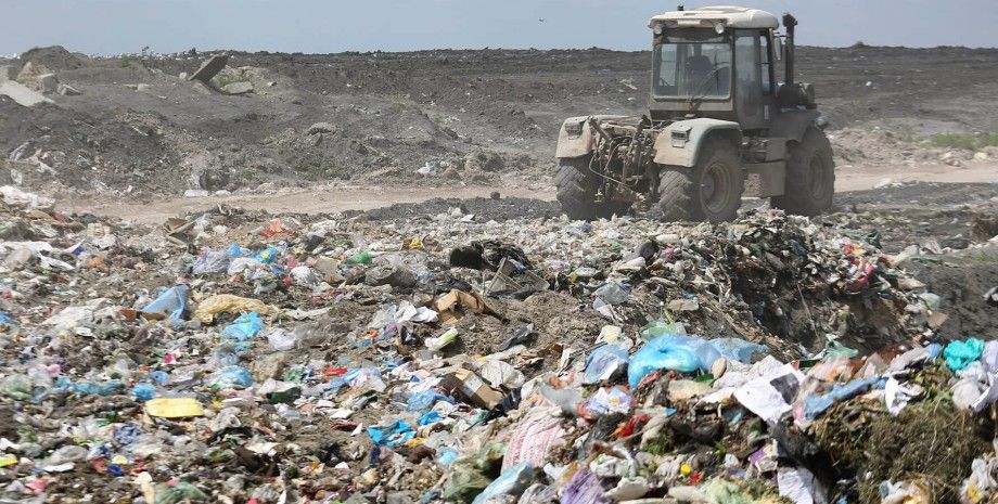Окупанти перетворюють Сєвєродонецьк на могильник для відходів