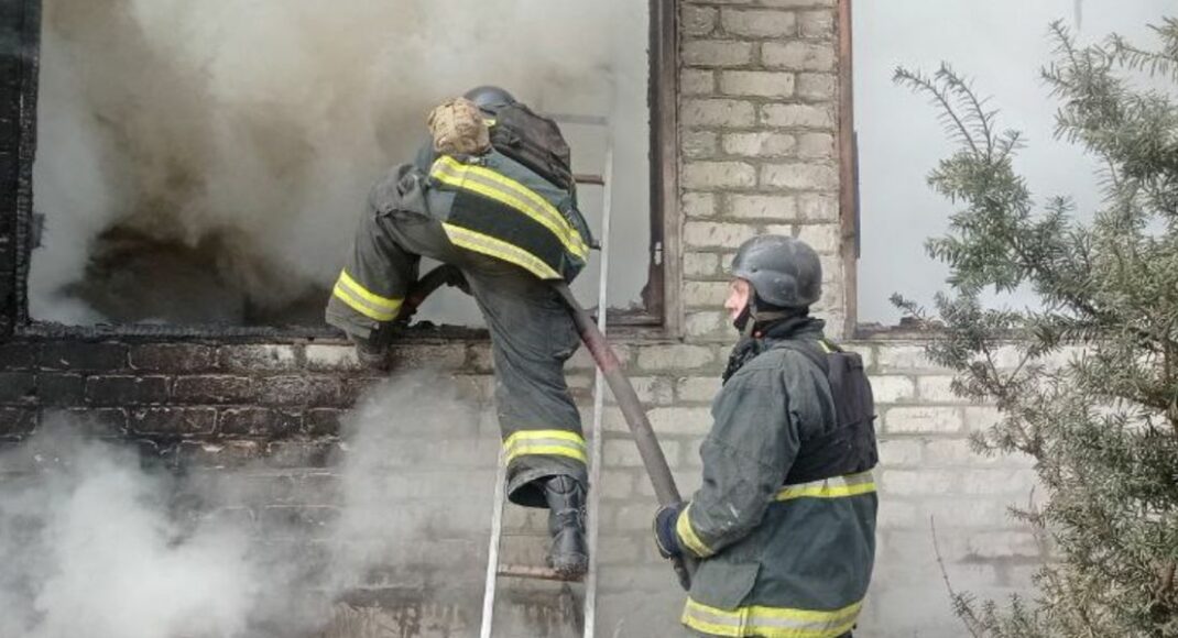 У Часовому Яру горіла адмінбудівля: її припинили гасити через російський обстріл