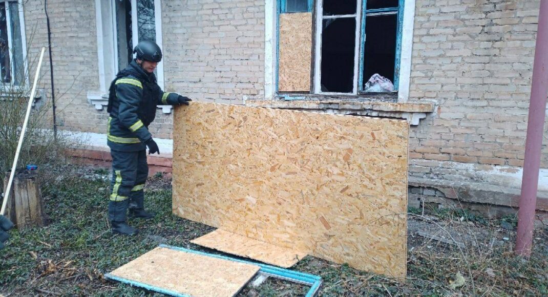 Спасатели восстанавливают поврежденные здания после обстрелов в Покровском районе (фото)