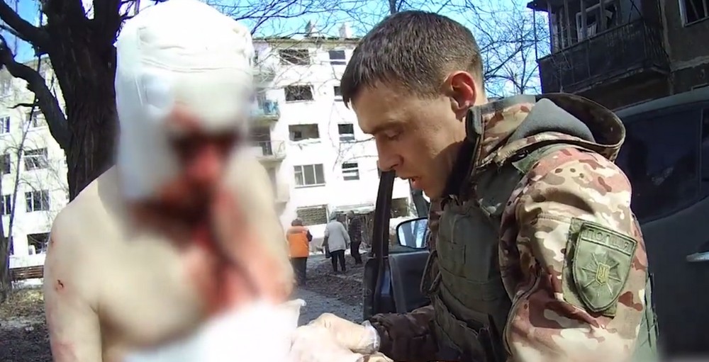 Поліція показала порятунок людей після ворожого авіаудару по Гірнику (відео)