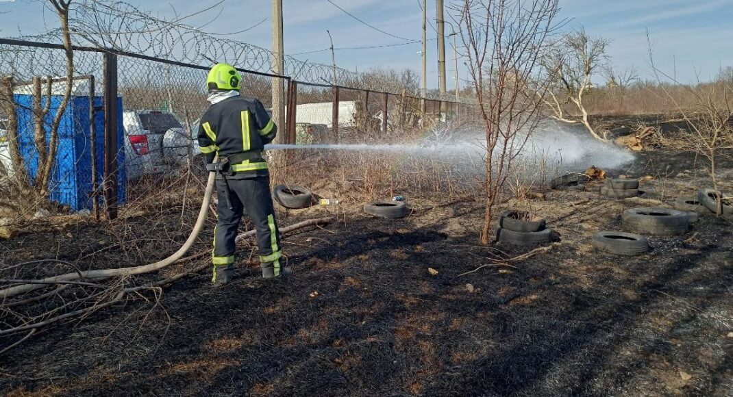 В Донецкой области за сутки спасатели ликвидировали 12 пожаров