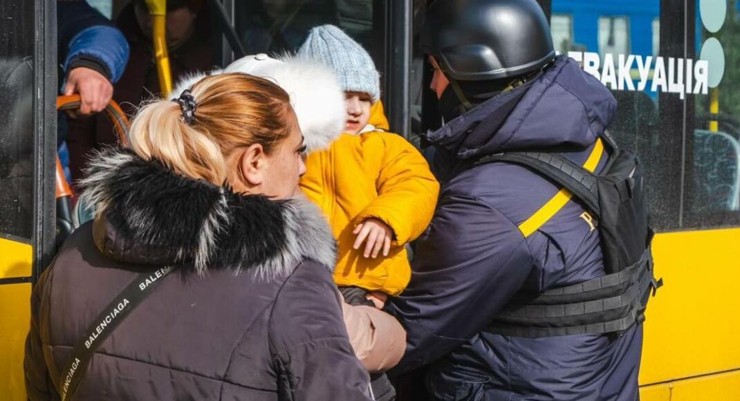 З 7 населених пунктів Донеччини примусово евакуюють дітей