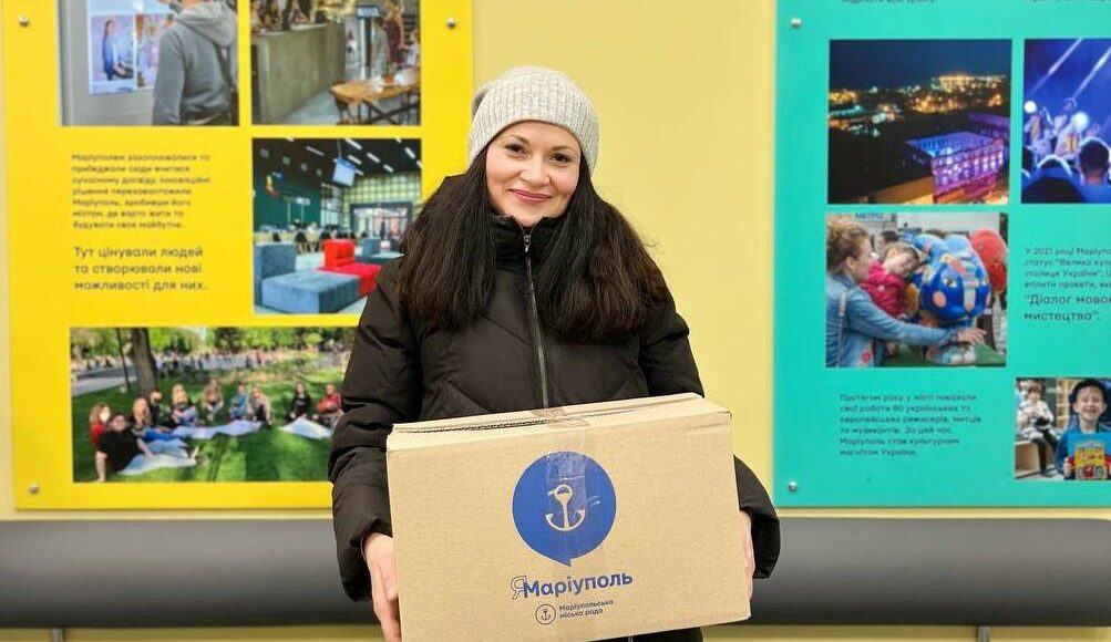 Мариупольцы продолжают получать помощь продуктовыми наборами