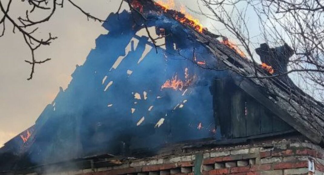 В Ореховатке на Краматорщине горел дом, в котором находилась его владелица (фото)