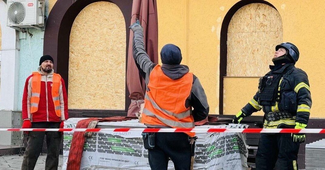 В Покровске начали ремонт поврежденных обстрелом кровель (фото)