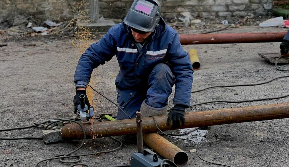 В Покровске после вражеского обстрела начался пожар на газопроводе
