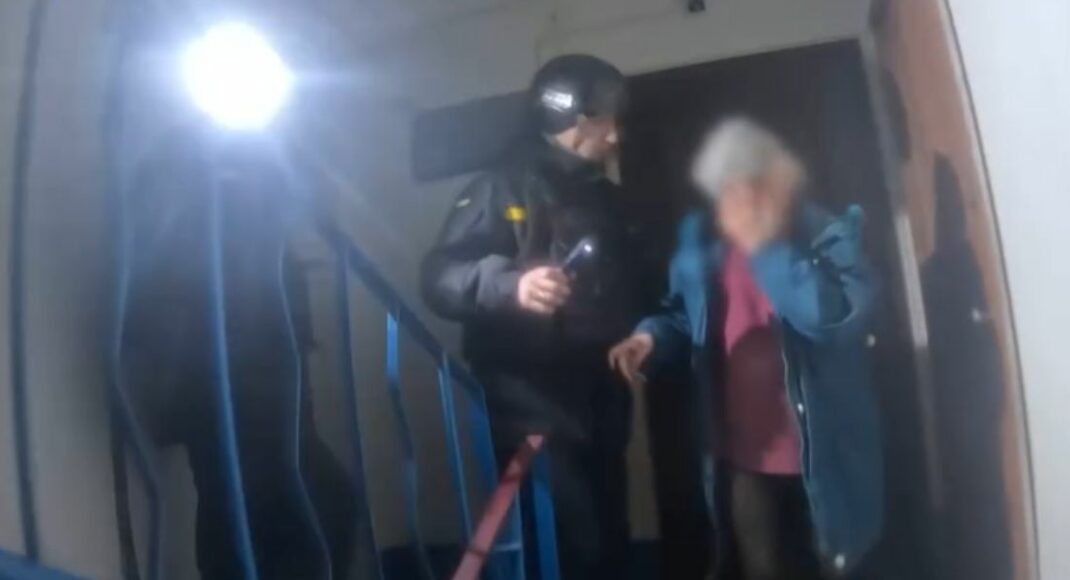 Рятувальники показали, як допомагали пораненій внаслідок нічного удару по Селидовому (фото)