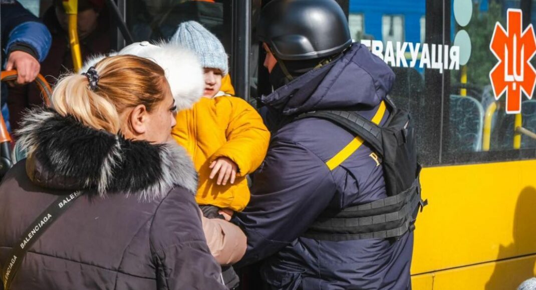 З Торецька евакуювали 11 осіб: серед них дитина та людина з інвалідністю (фото)