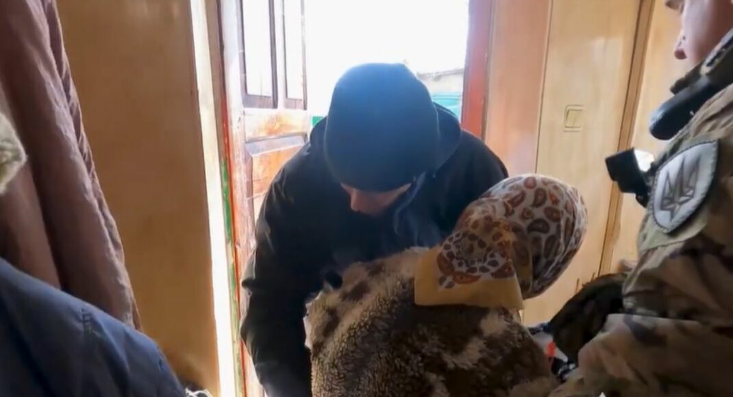Авдіївські "білі янголи" під ударами ракет і авіації вивезли з небезпеки 7 людей (відео)