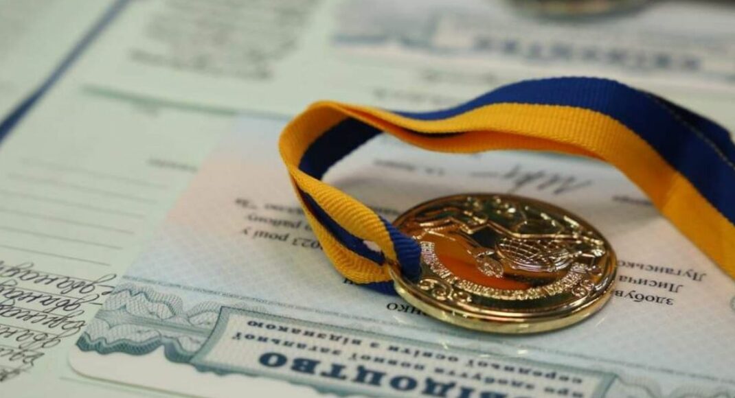 Цьогоріч 320 учнів Луганщини закінчать школу з відзнакою