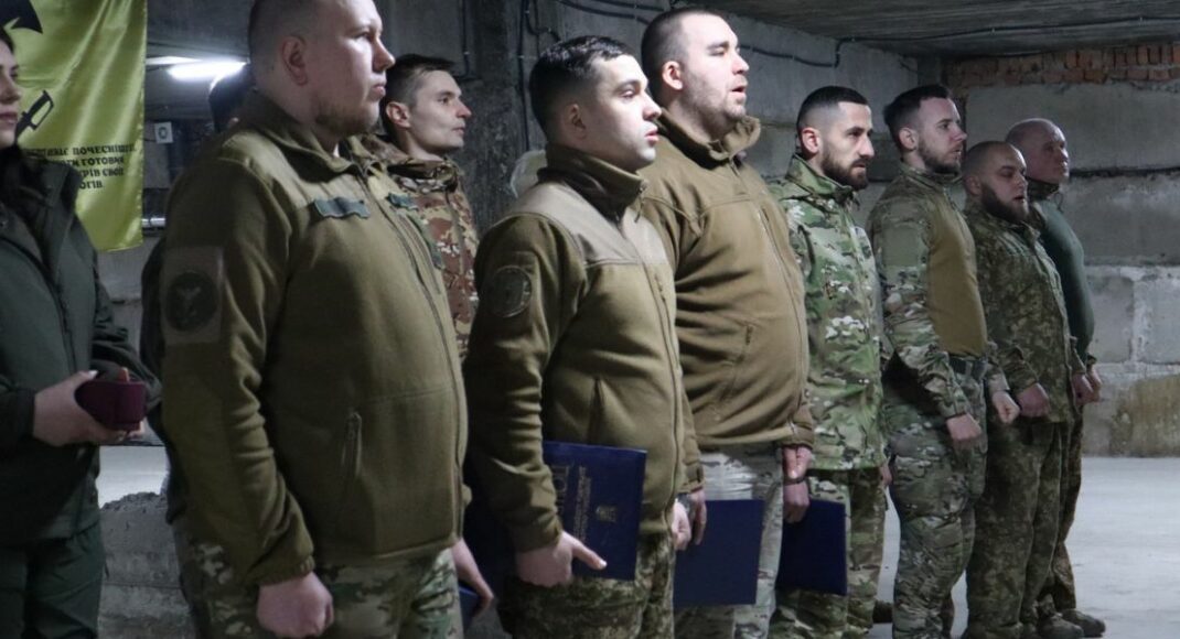 Слов'янські нацгвардійці отримали до свята "Знаки пошани", наручні годинники та подяки (фото)