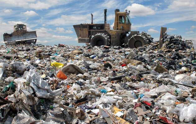 В оккупированном Луганске не хватает 40% водителей мусоровозов и техники