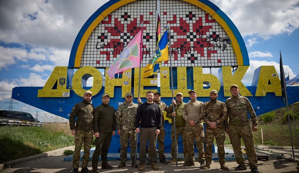 Зеленський залишив свій пам'ятний підпис на стелі Донеччини (фото)