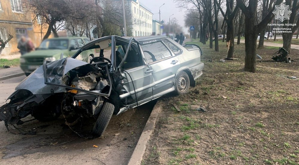 У Краматорську сталася ДТП, ВАЗ влетів у дерево (фото)