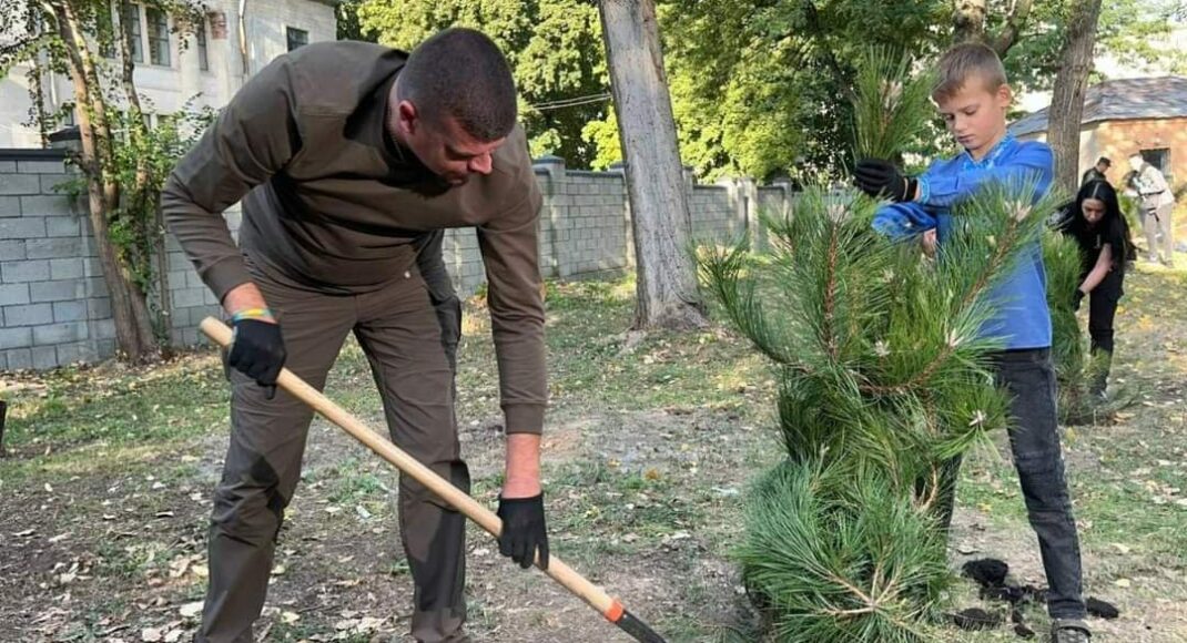 У День довкілля луганчани висадили кримські сосни на Алеї захисників Луганщини у Дніпрі (фото)