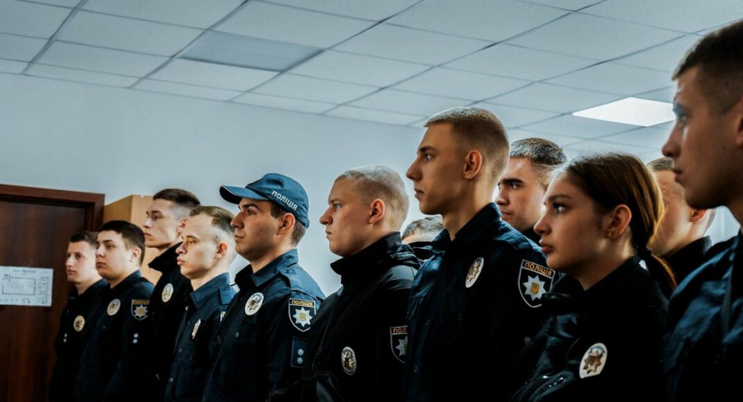 Лави луганських поліцейських поповнили випускники вишів МВС