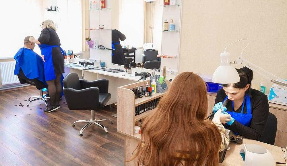 В центрах "Турбота" для переселенців з Маріуполя надали понад 83 послуг для ВПО за два роки (інфографіка)