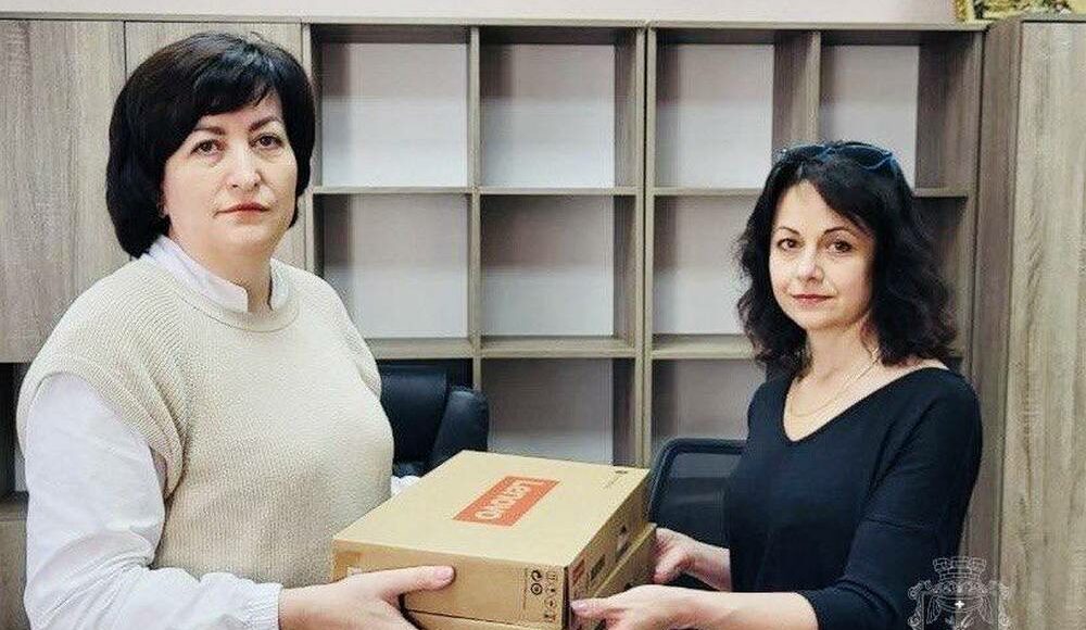 Учреждения среднего образования в Покровской общине получили компьютеры от Save the Children