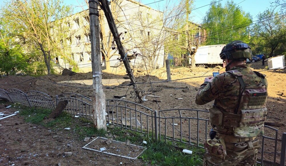 Поліцейські документують наслідки авіаудару по Слов’янську (відео)