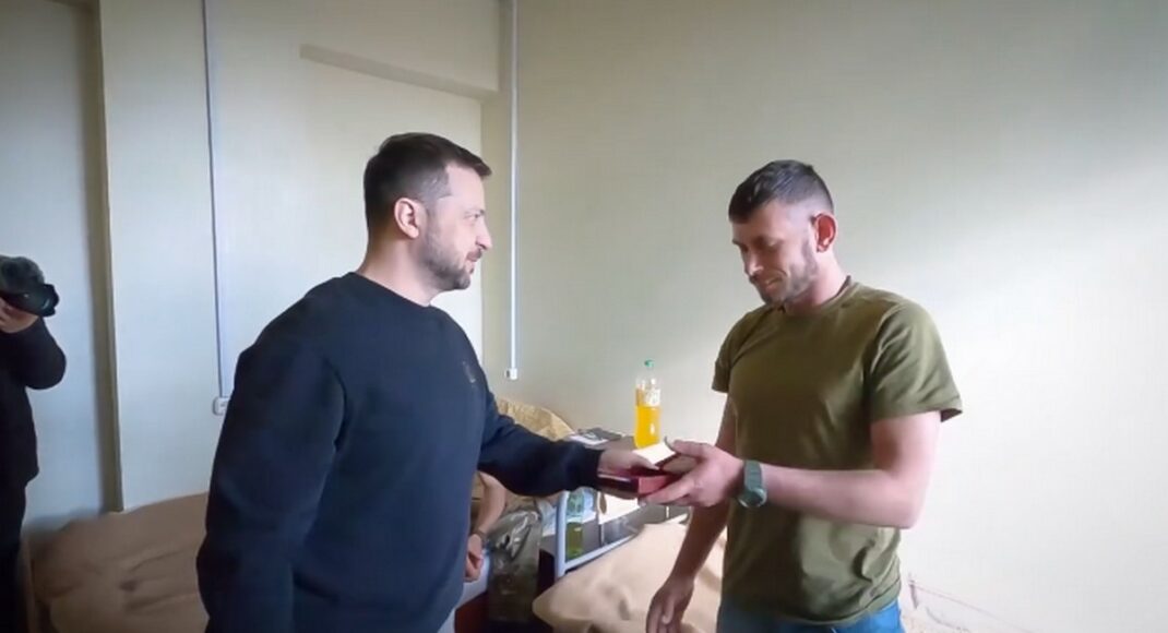 Зеленський відвідав українських захисників на Донеччині (відео)