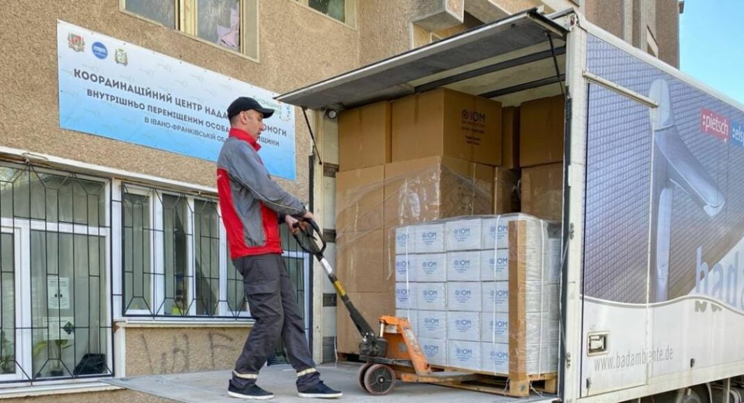 На Прикарпатье для переселенцев с Луганщины поступила очередная партия помощи от МОМ (фото)