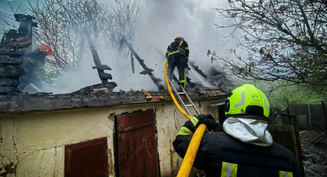Вогнеборці Луганщини ліквідували пожежу на приватному подвір’ї в Куп’янському районі Харківщини (фото)