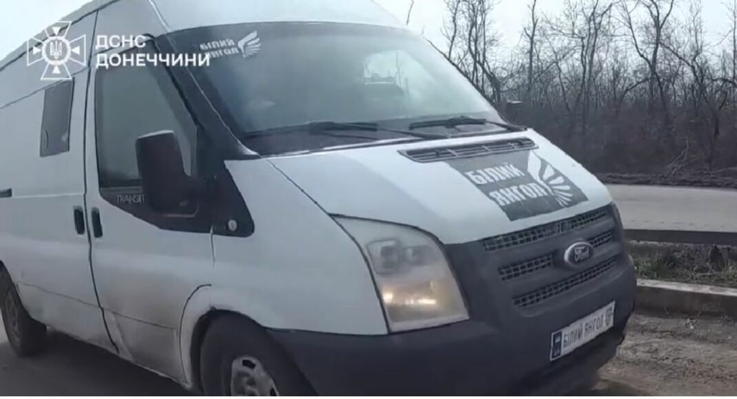 Из Очеретино на Донетчине спасатели и полицейские эвакуировали женщину (видео)