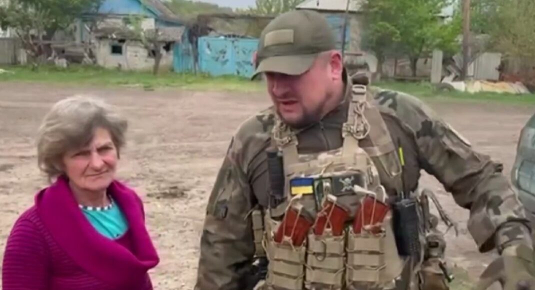 На Луганщине в прифронтовую Макеевку доставили самое необходимое и эвакуировали оттуда женщину (видео)