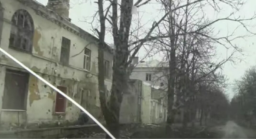 У Красногорівці на Донеччині залишаються понад тисячу жителів: їм допомагають "білі янголи" (відео)