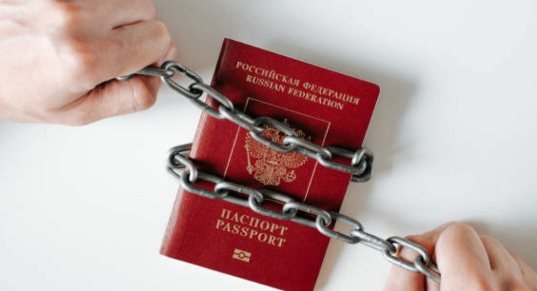 У невизнаній "лнр" загарбники почали позбавляти мешканців ТОТ "російського громадянства" і "права на проживання"