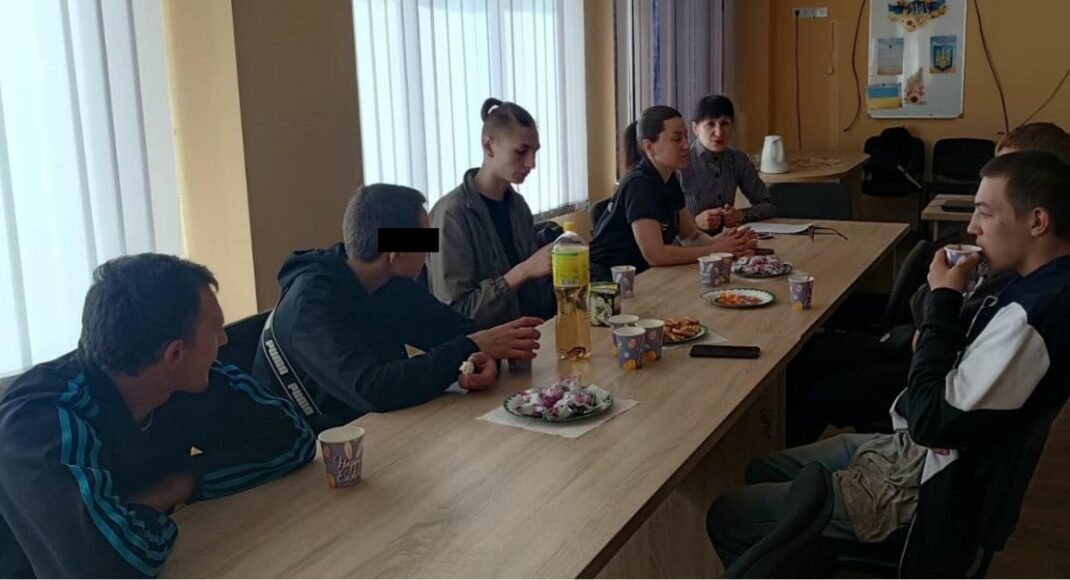 У Мирнограді з підлітками-правопорушниками говорили про волонтерство