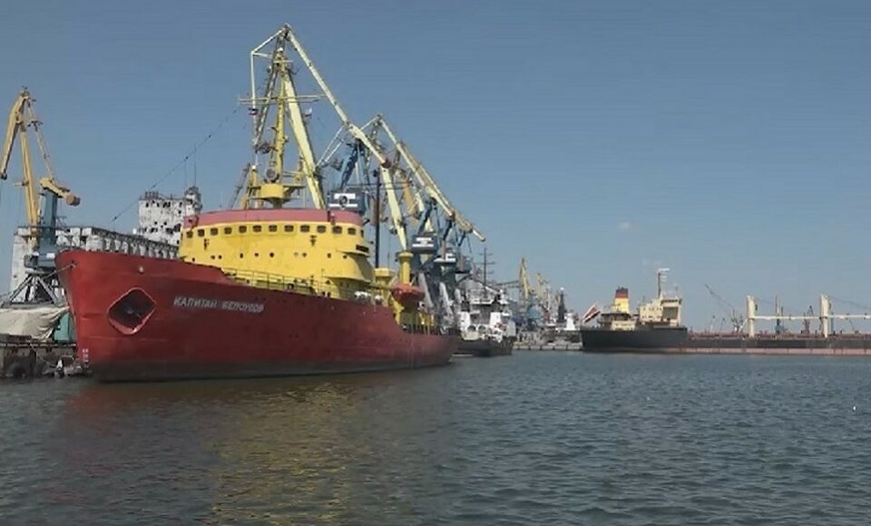 Оккупанты вывезли из порта Мариуполя в россию 7600 тонн украинского зерна