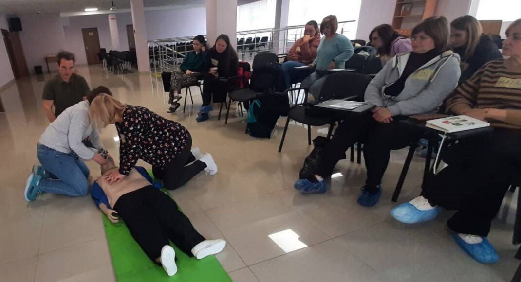 Переселенці та працівники хабу Гірської громади у Полтаві пройшли тренінг з надання домедичної допомоги