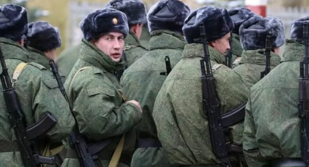 Мобилизация в так называемой "лнр": сотрудники военкоматов ищут мужчин адресно
