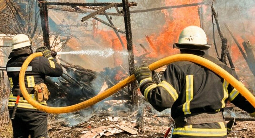 Вогнеборці Луганського гарнізону ліквідували пожежу господарчої споруди на Харківщині