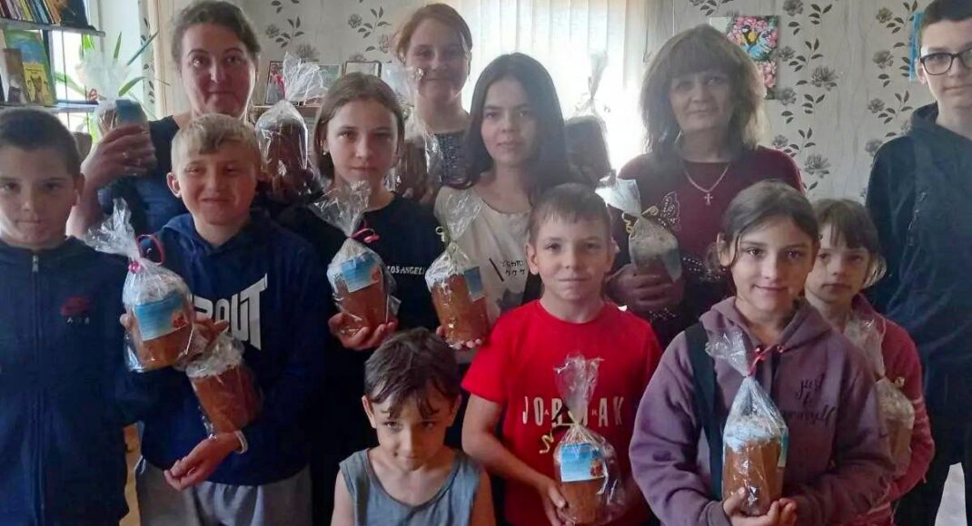 В Лимані вручили родинам загиблих військовослужбовців, людям похилого віку та дітлахам пасхальні подарунки (фото)