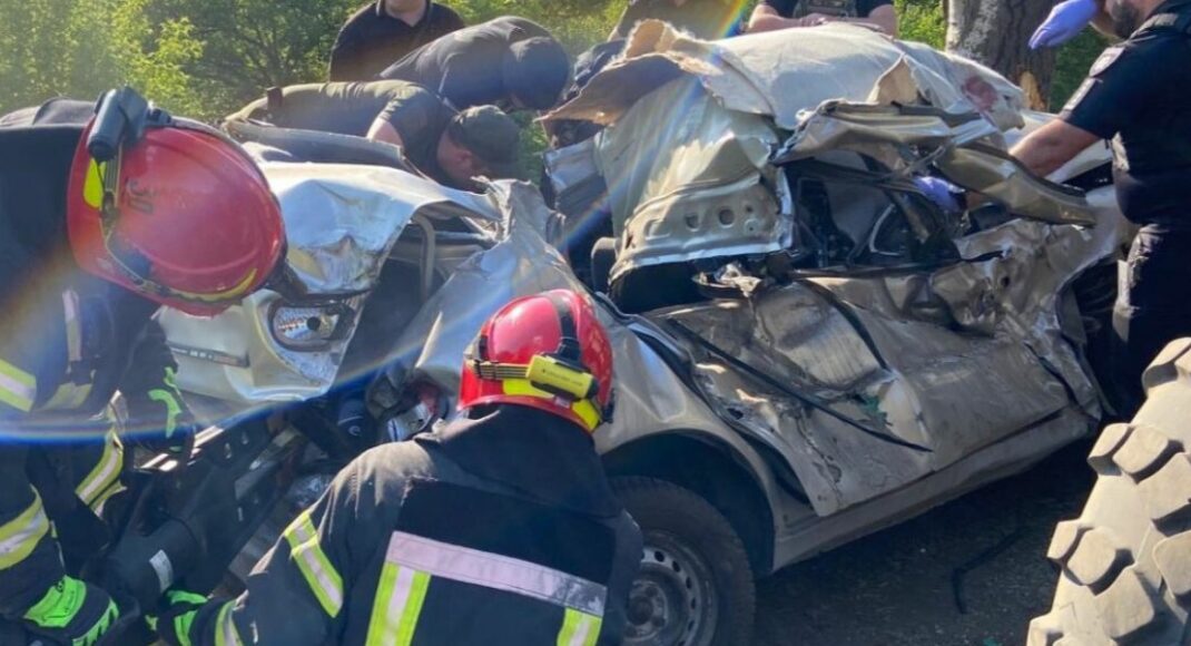 У Краматорську з понівеченої внаслідок ДТП автівки деблокували тіла 2 загиблих чоловіків