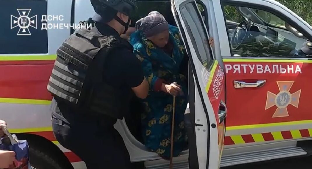 З села у Покровському районі евакуювали літню жінку, яка мріє відновити зір (відео)
